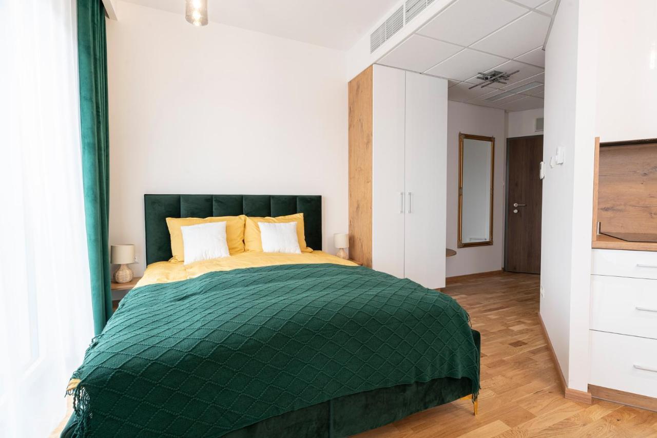 Apartamenty Wola Tower Warsaw Exterior photo